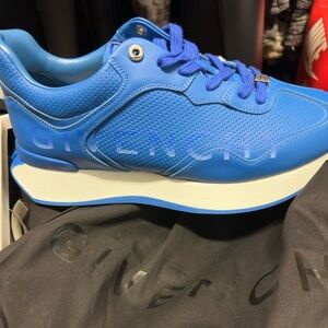 Givenchy Blue Men Sneakers
Never worn. Box included.
100% Authentic